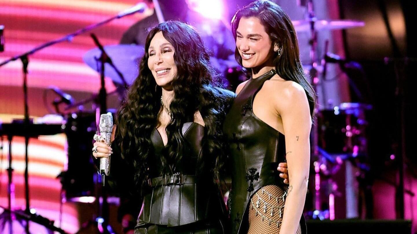 Las cantantes Cher y Dua Lipa aparecieron juntas además cantaron en el Rock & Roll Hall of Fame.