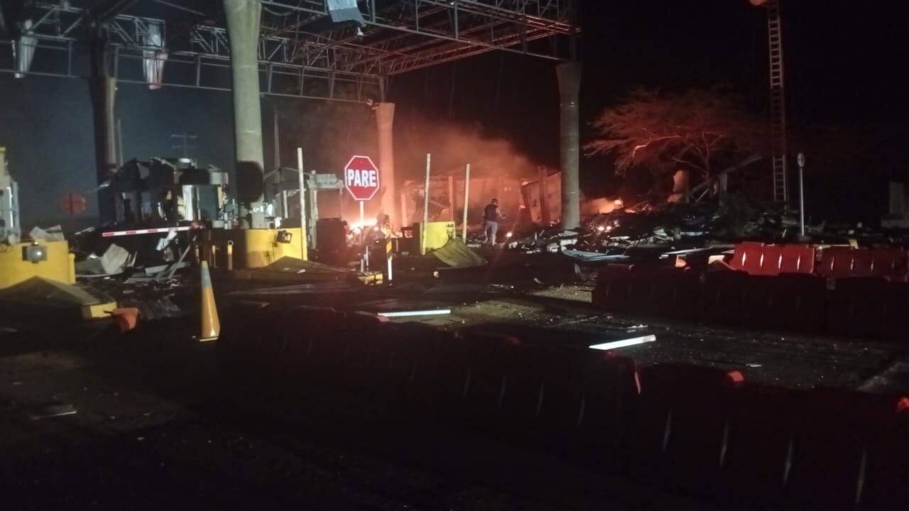 Foto del peaje destruido en la vía Riohacha- Maicao.