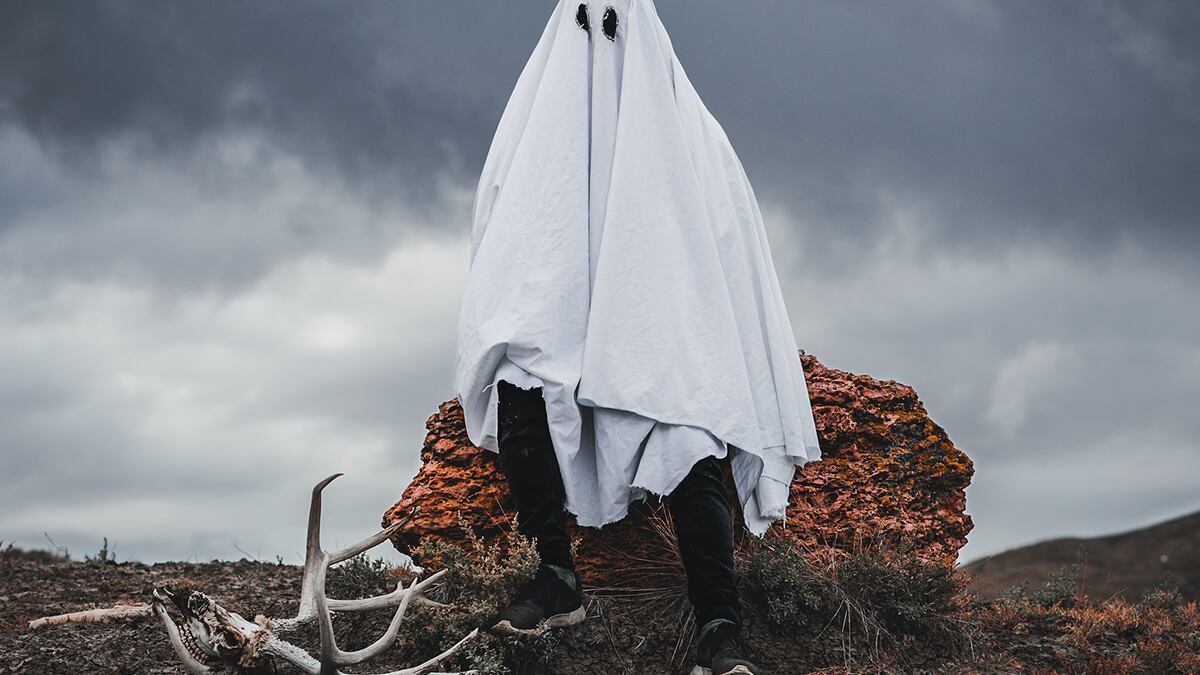 Hombre disfrazado de fantasma