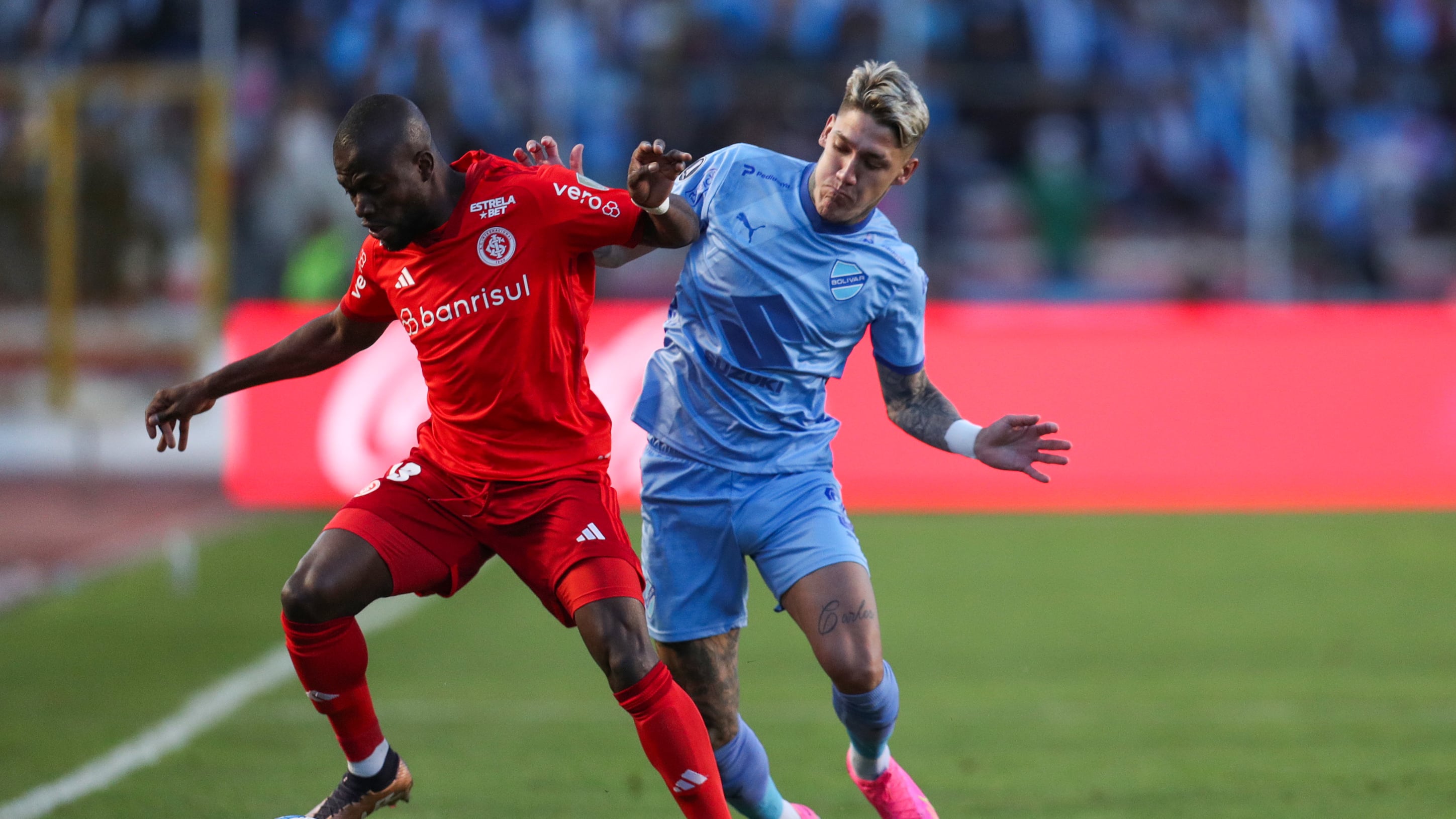 AMDEP8285. LA PAZ (BOLIVIA), 22/08/2023.- Bryan Bentaberry (d) de Bolívar disputa el balón con Enner Valencia de Internacional hoy, en un partido de los cuartos de final de la Copa Libertadores entre Bolívar e Internacional en el estadio Hernando Siles en La Paz (Bolivia). EFE/ Luis Gandarillas