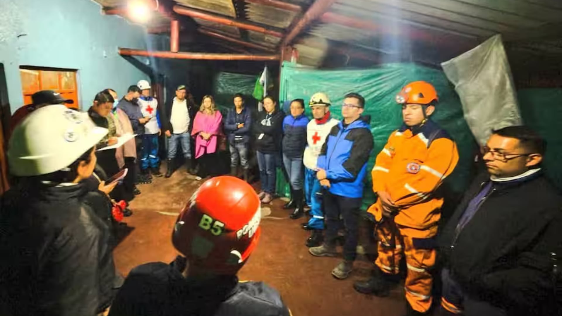 Personal de rescate que atiende la emergencia.