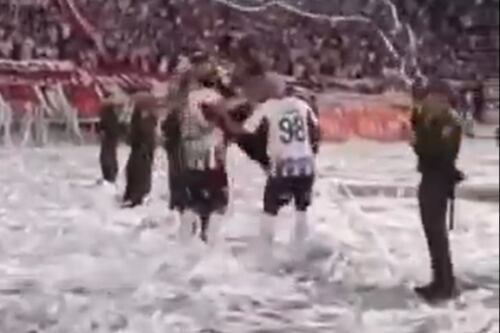 Teófilo Gutiérrez no se contuvo y alzó a un Policía en plena celebración de su gol