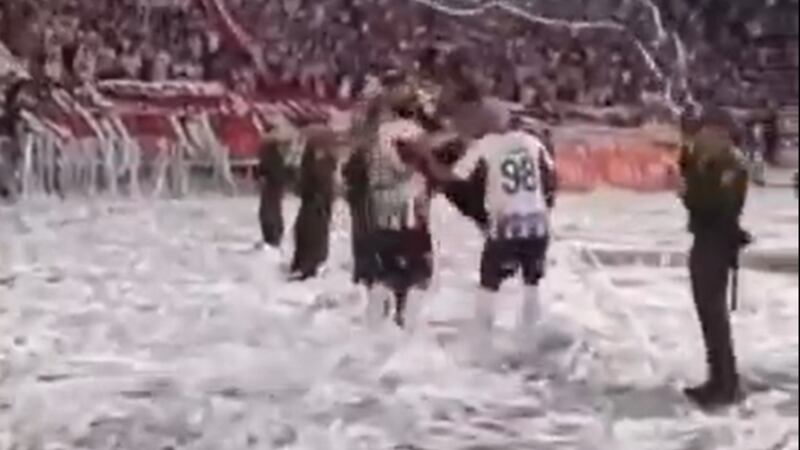 Teófilo Gutiérrez no se contuvo y alzó a un Policía en plena celebración de su gol