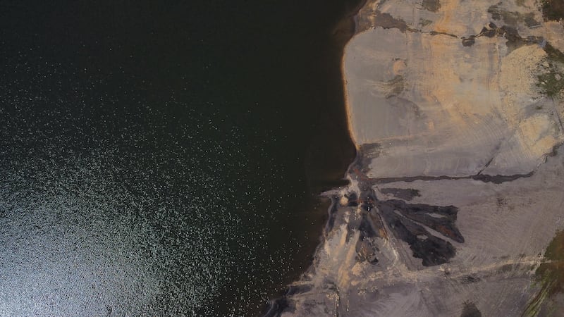 Detalle del bajo nivel de agua en el Embalse de San Rafael, en el municipio de La Calera, Cundinamarca, durante el ‘Fenómeno del Niño’ en abril de 2024