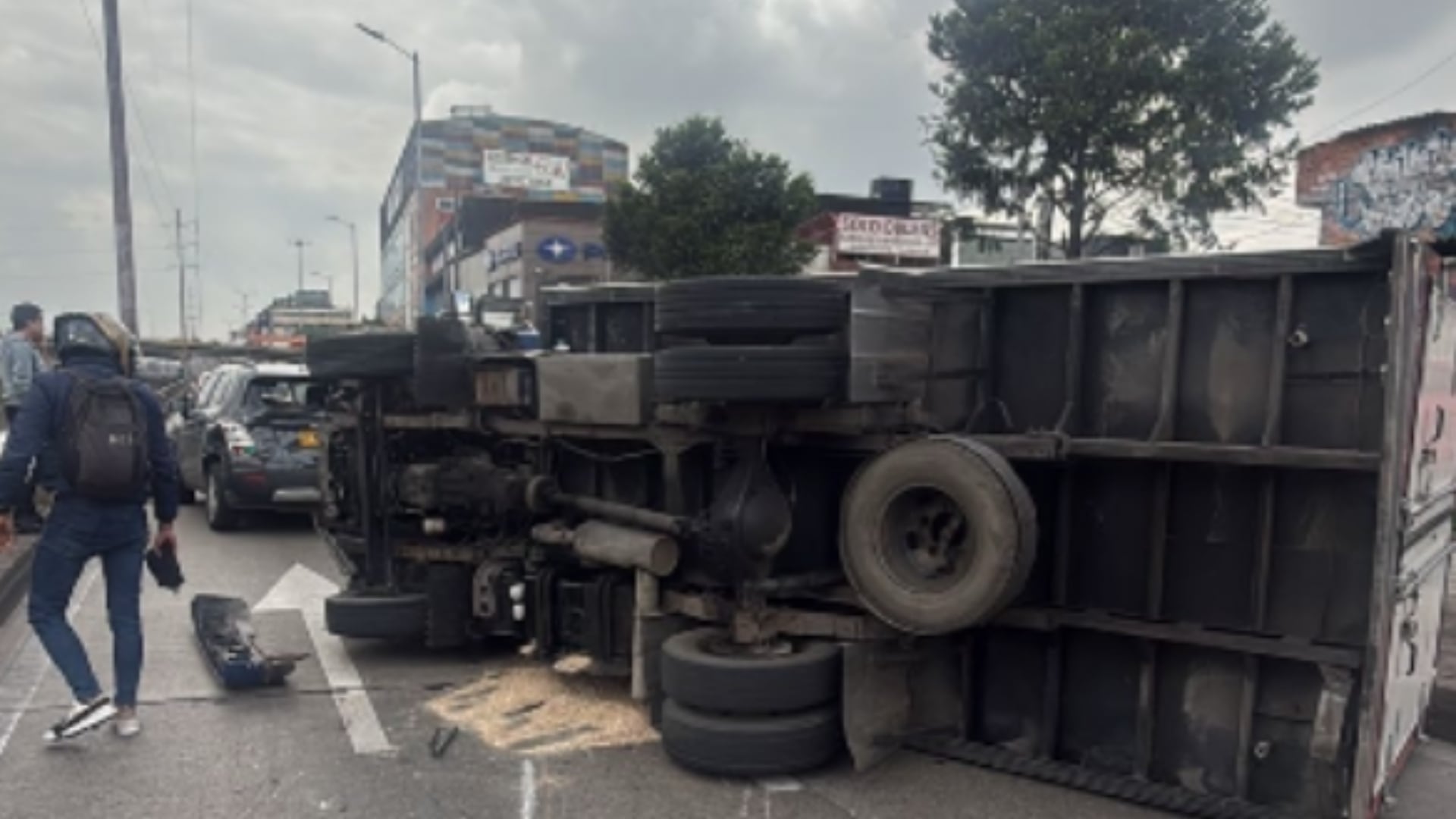 Camión se volcó en la Avenida NQS