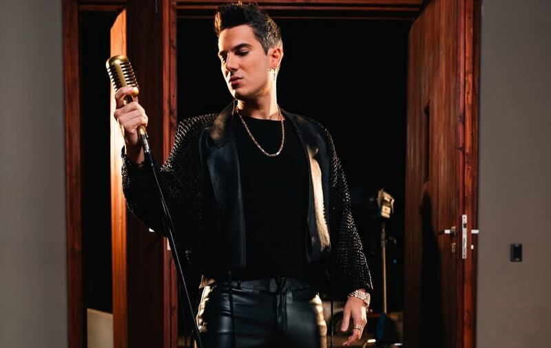 El cantante Pipe Bueno dejó el alma lavando los platos mientras Luisa Fernanda W quedó atónita viéndolo.