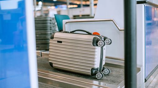 Maleta con armas incautada a oficial del Ejército en Bogotá