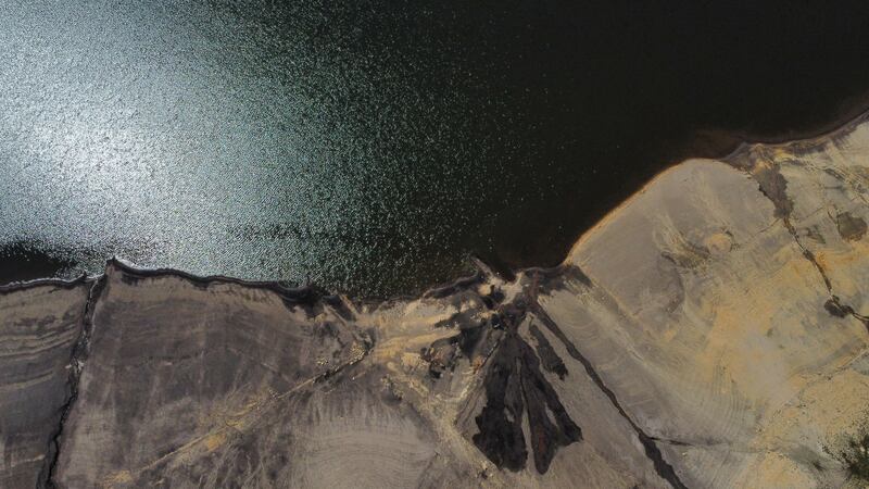 Detalle del bajo nivel de agua en el Embalse de San Rafael, en el municipio de La Calera, Cundinamarca, durante el ‘Fenómeno del Niño’ en abril de 2024