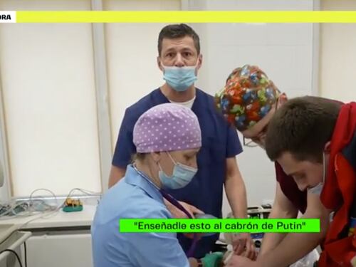“Muéstrale esto al cabrón de Putin”: médico llora al no poder salvarle la vida a una niña de 6 años en Ucrania