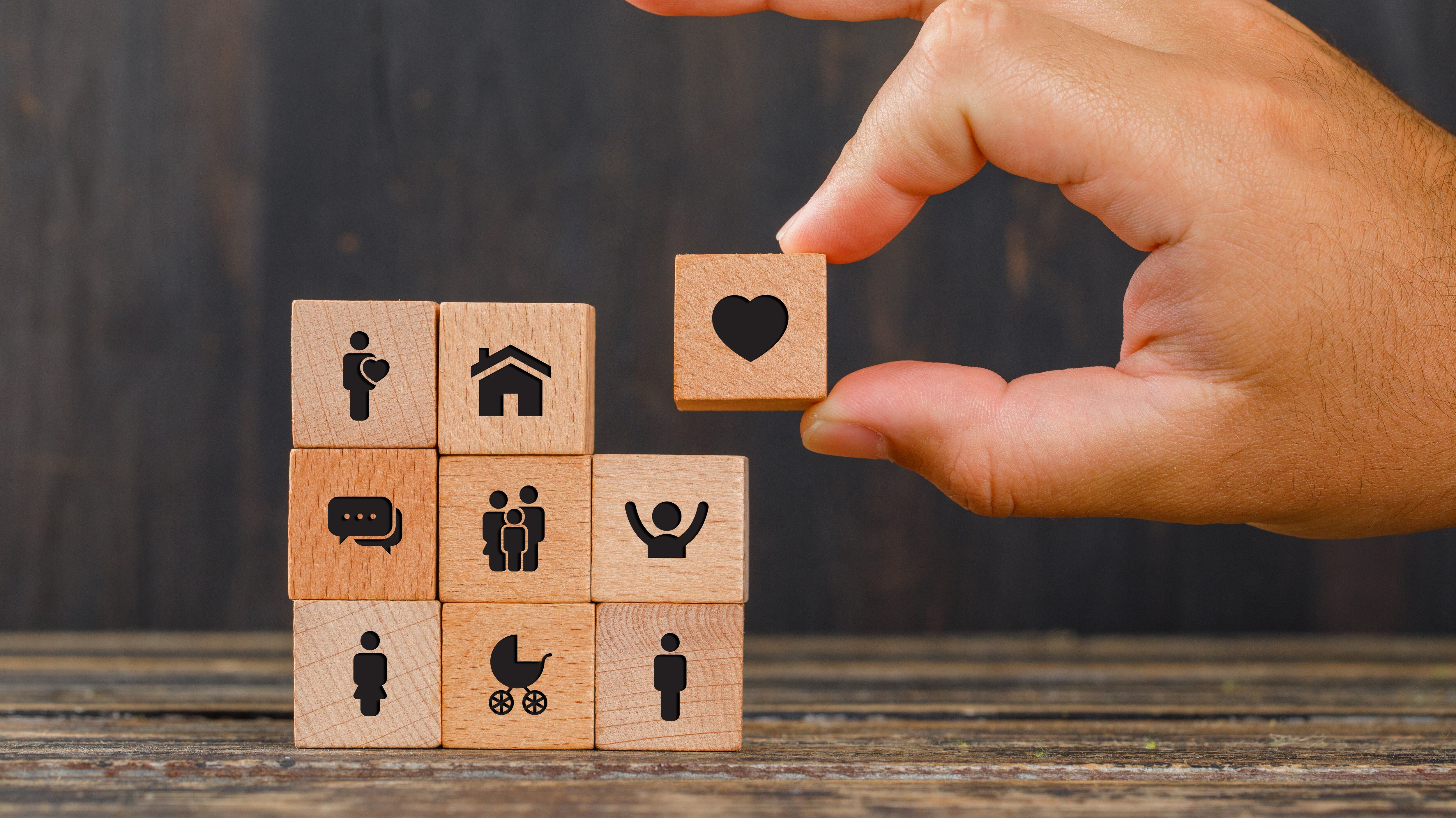 Recuerda que adquirir una póliza de seguro es un buen hábito financiero. Puede ser visto como una inversión que te prepara para enfrentar situaciones adversas. Fotos: Freepik.