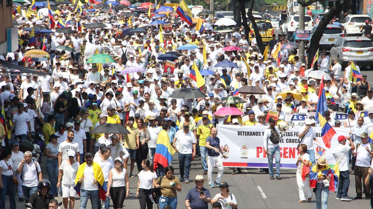 Con una gran participación de manifestantes se realizó en Cali la marcha de la oposición que inició como es tradición en el Parque de las banderas haciendo un recorrido por la calle quinta hasta llegar a la Plazoleta Jairo Varela. La jornada transcurrió en calma y sin hechos que alteraran el orden público.