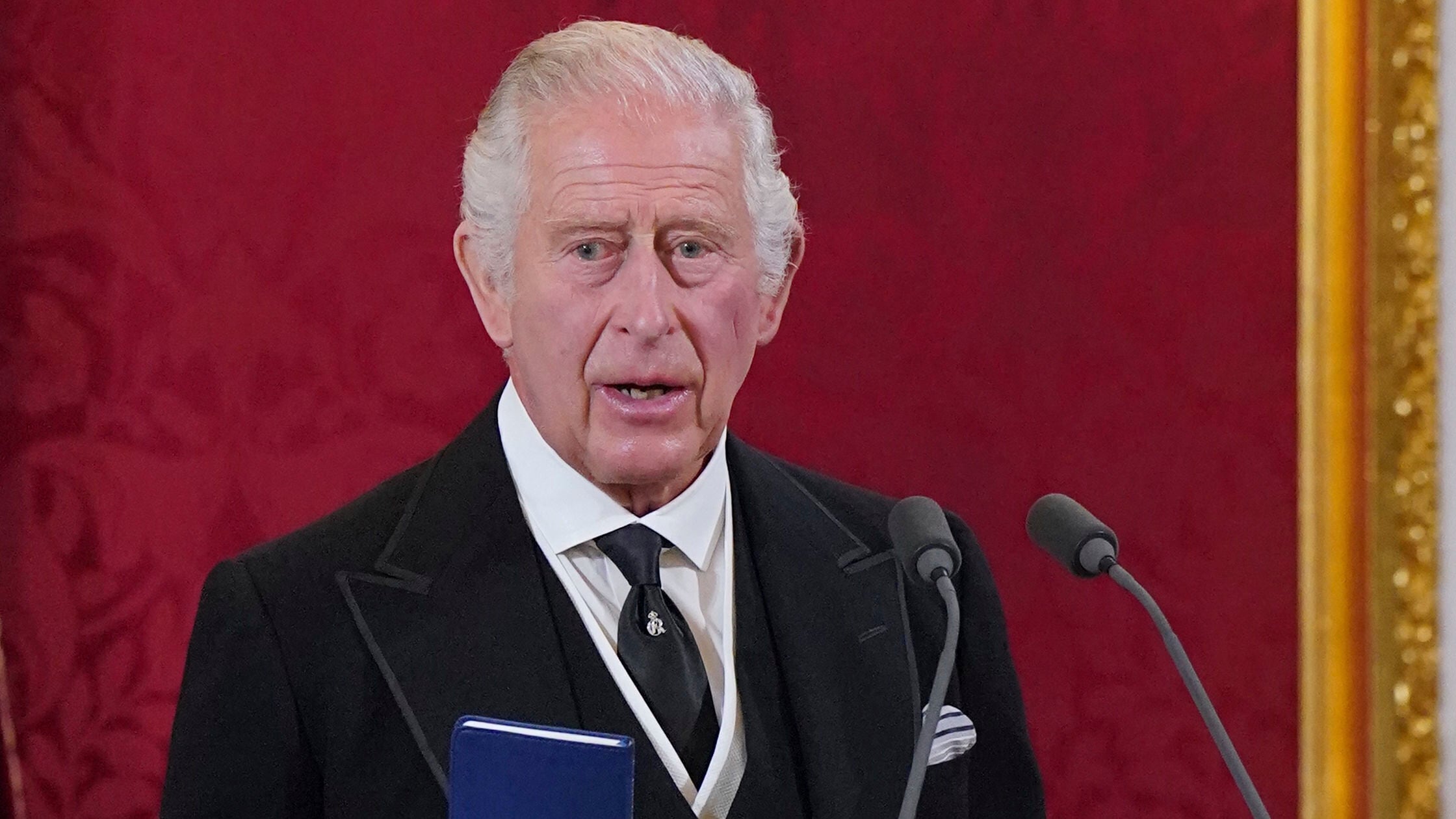 En el Palacio de St James, en Londres, el 10 de septiembre de 2022, donde es proclamado formalmente rey.