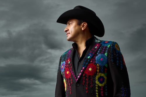 Julión Álvarez aterriza en Bogotá con su gira 42/18 y grandes invitados