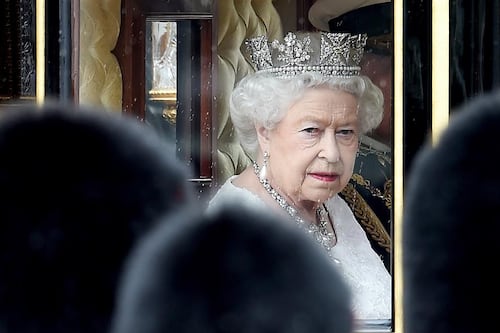 La reina Isabel II pasó la noche en un hospital y hay intriga sobre su estado de salud