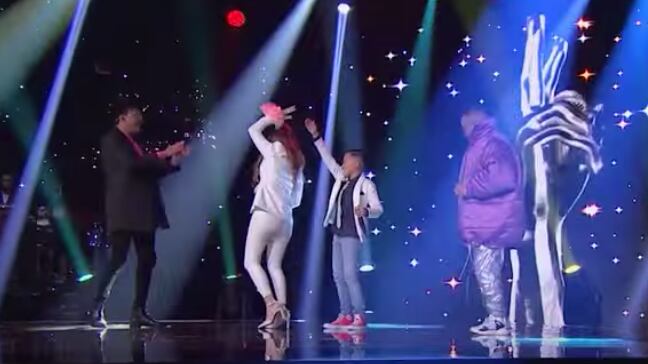 Santiago es un participante de La Voz Kids que cantó ‘Mi salón está de fiesta’.