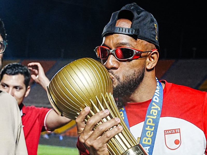 ¿Se va el héroe de la décima?: Aseguran que Edwar López se va de Santa Fe y ya tiene varias ofertas