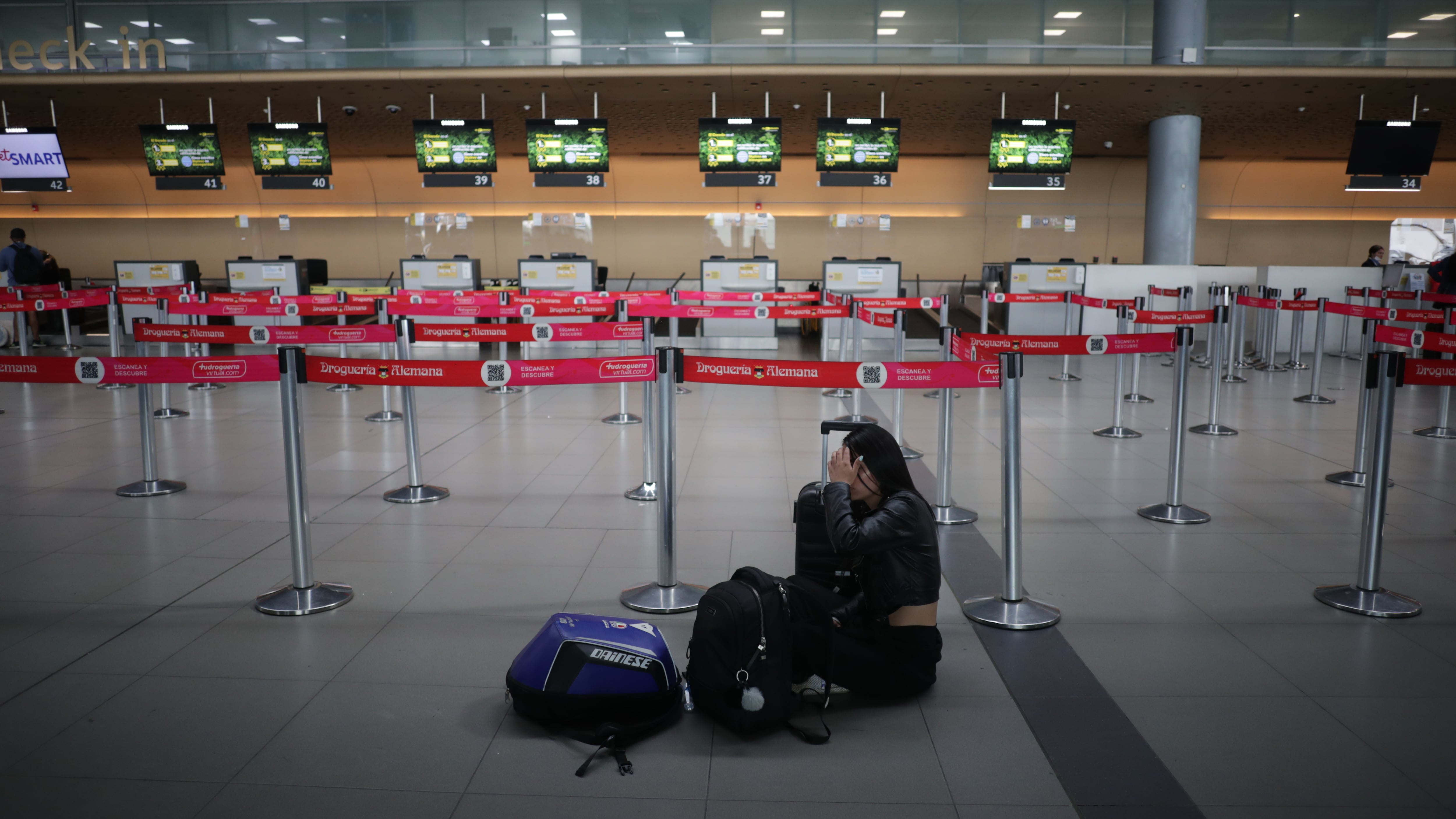 Pasajeros de Viva Air esperan soluciones luego de que la aerolínea anunciará su cese de operaciones en Colombia