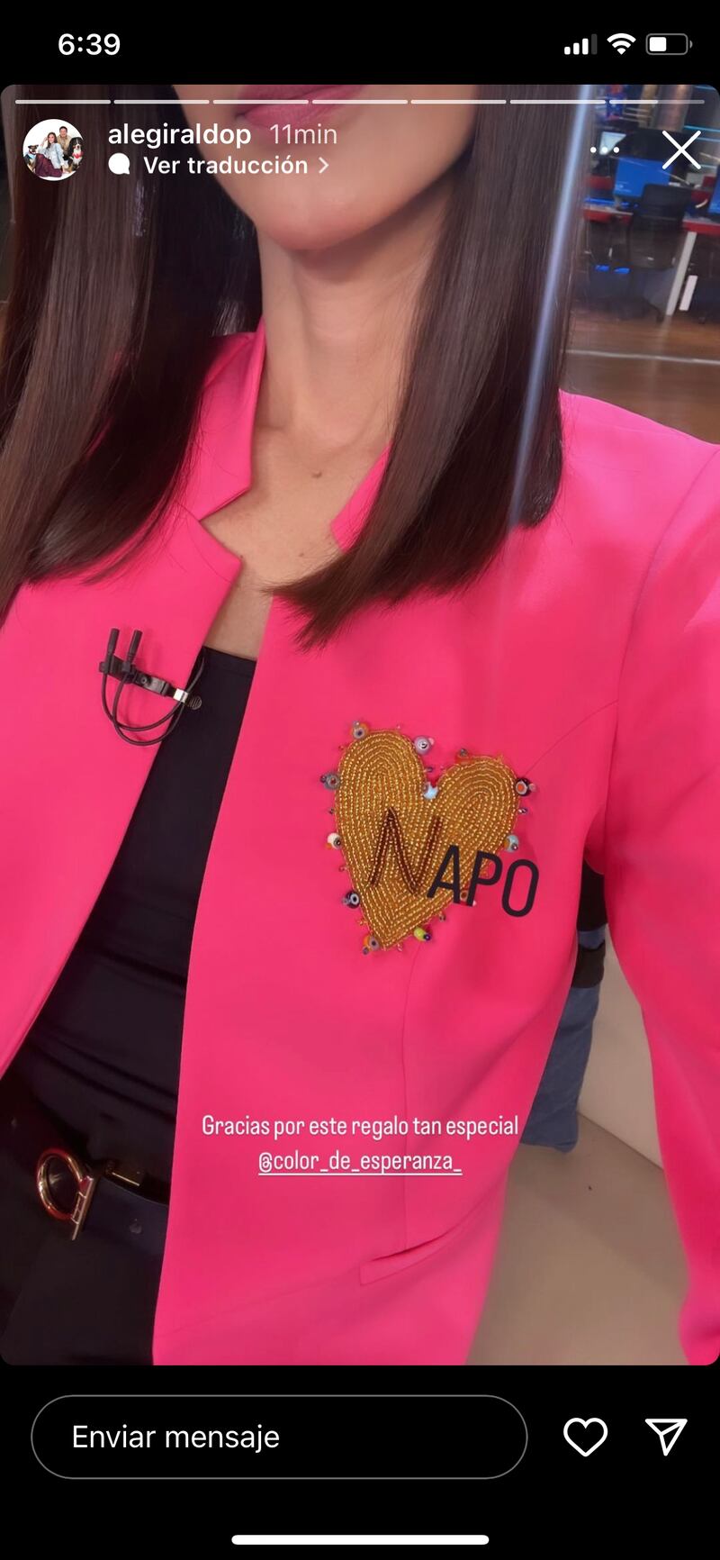 Alejandra Giraldo le hizo honor a su mascota durante el noticiero