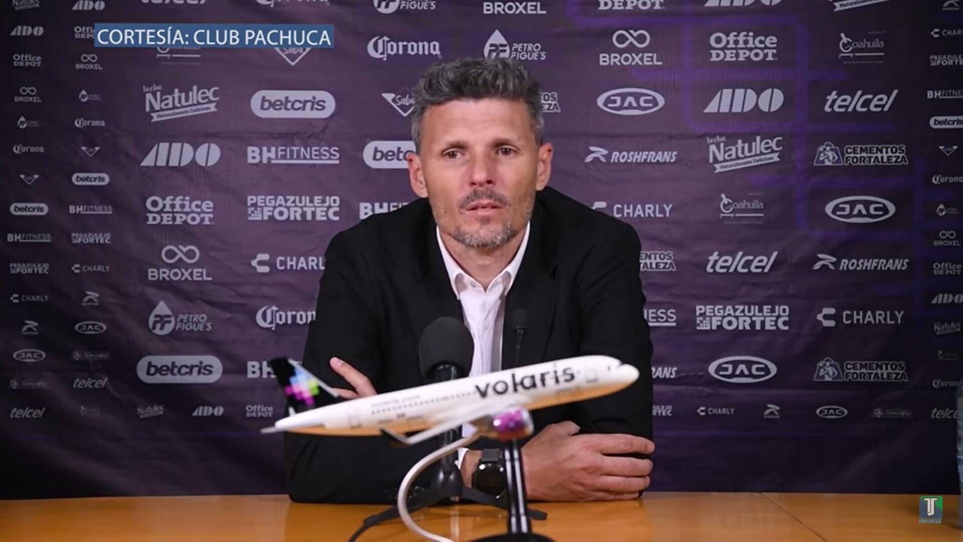 Periodista no dio pie con bola durante la rueda de prensa