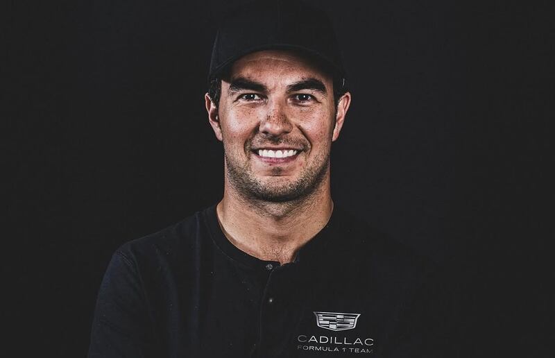 En vísperas del regreso del piloto a la Fórmula 1, presentan prendas de edición especial que conectan con su historia, con su afición y con las carreras de autos, en alianza con Maja Sportswear. Foto: Sergio Pérez.