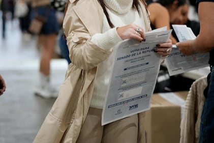 Imágenes de la jornada electoral en Antioquia: ciudadanos votando, jurados de mesa, puestos de votación y el conteo de votos al cierre de las urnas.
