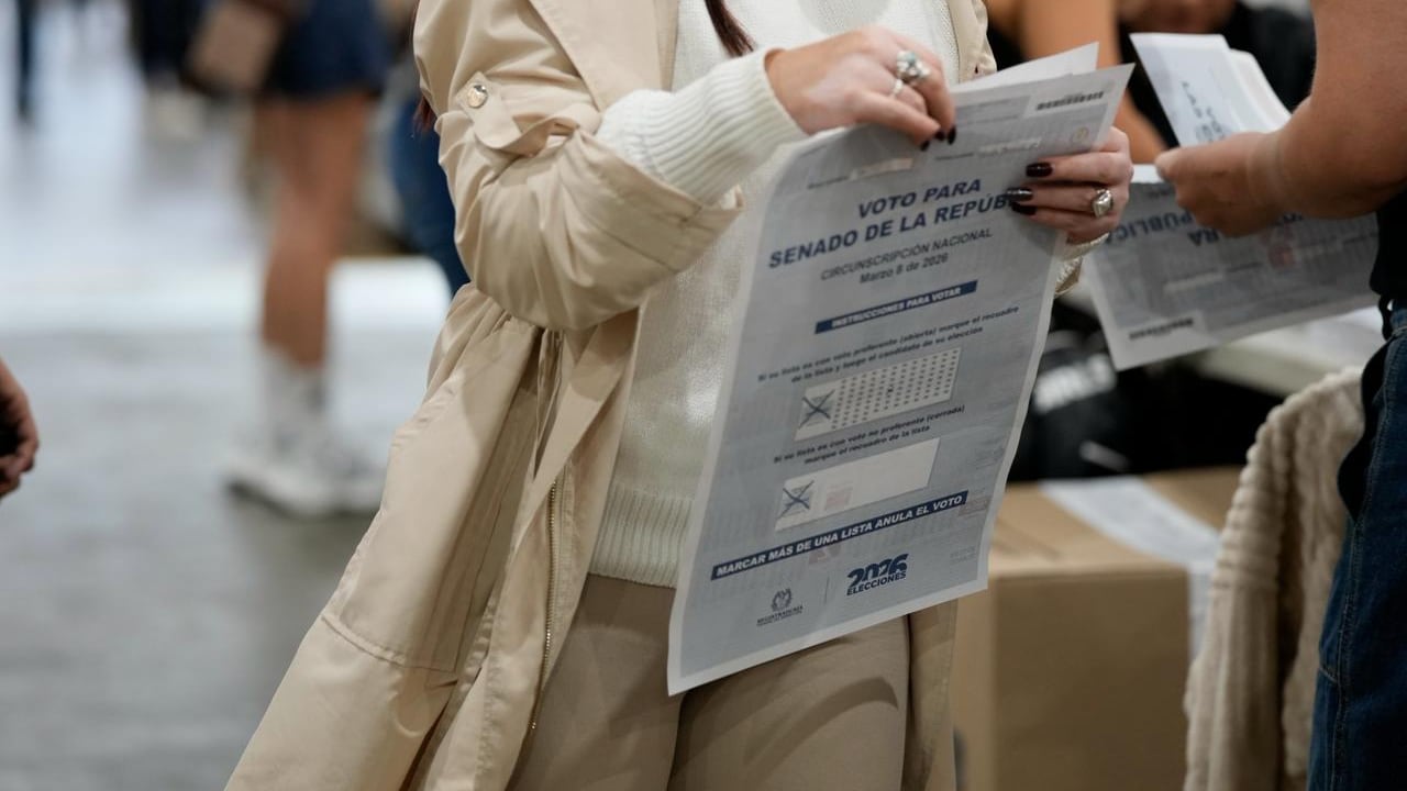 Imágenes de la jornada electoral en Antioquia: ciudadanos votando, jurados de mesa, puestos de votación y el conteo de votos al cierre de las urnas.