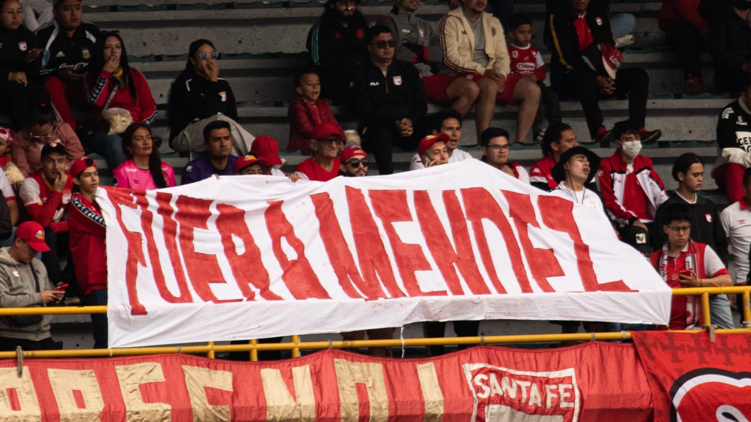 “Por acabar con el equipo”: Pacho Santos celebró que los hinchas de Santa Fe exigieran ‘Fuera Méndez’