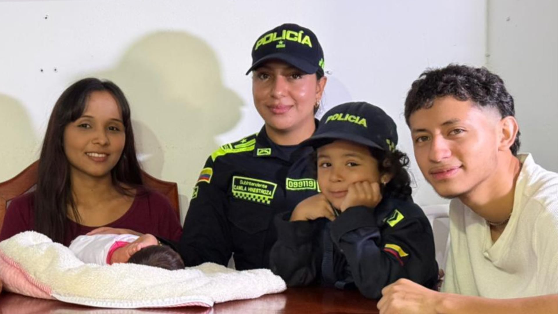 Mujer que dio a luz a un bebe en pleno trancón.