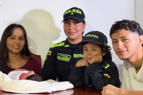 Mujer embarazada no alcanzó a llegar al hospital y tuvo que dar a luz en pleno trancón: una policía asistió el parto