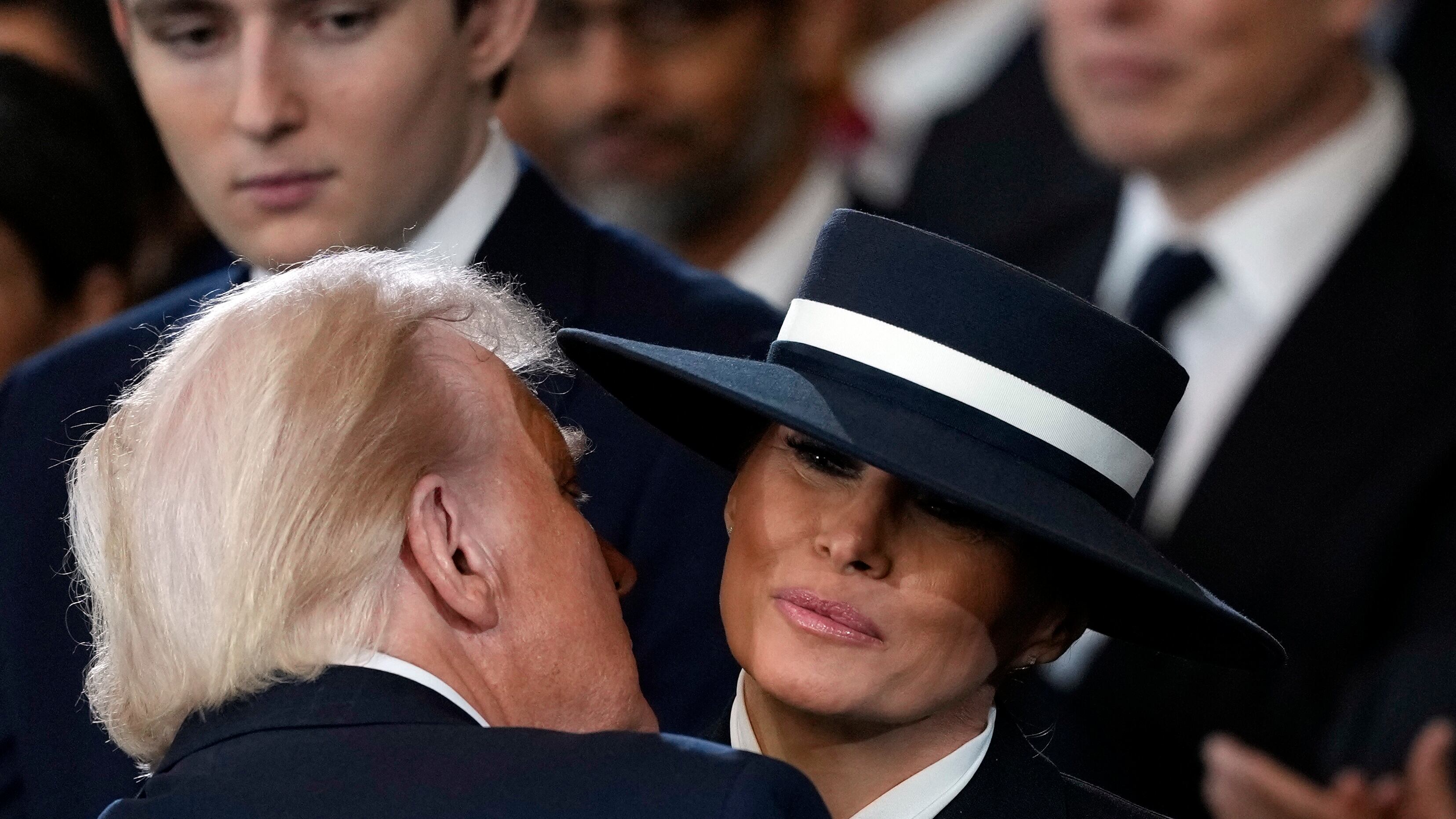 El presidente estadounidense, Donald Trump, intenta besar a la primera dama Melania Trump durante la 60ª toma de posesión presidencial en la rotonda del Capitolio de Estados Unidos en Washington, DC, EE.UU., 20 de enero de 2025. EFE/EPA/JULIA DEMAREE NIKHINSON / PISCINA