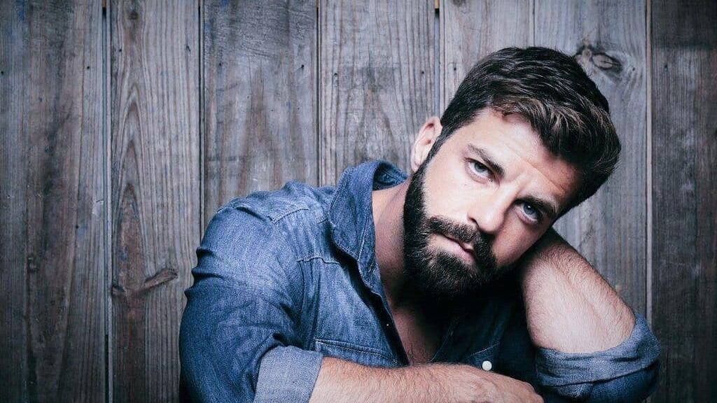 Su nombre es Antonio Moreno, y dejó de ser actor porno para dedicarse a la ganadería y ahora a la política.