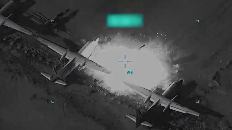 El poderío aéreo de Irán bajo fuego: EE.UU. revela video de ataques a hangares militares