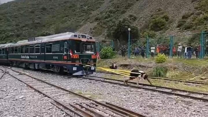 Récord mundial: se echó un tren al hombro para demostrar que es el más fuerte