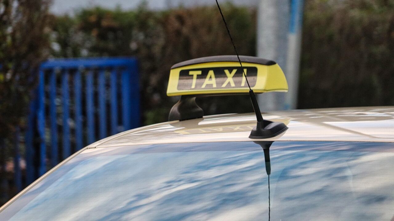 Famoso periodista denunció a un taxi que le cobró más de 100.000 al recogerlo del aeropuerto
