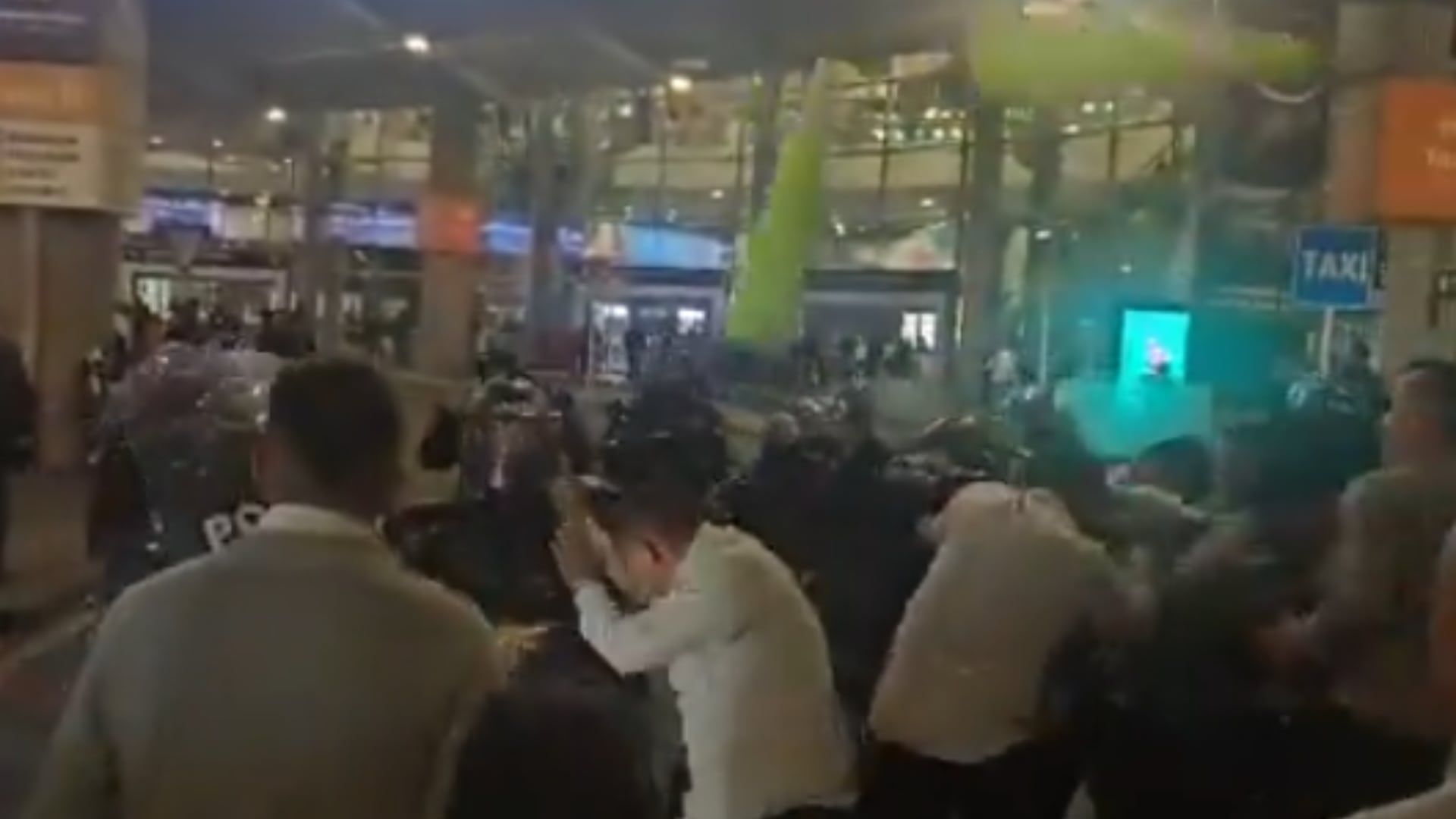 Caos en El Dorado: UNDMO interviene con aturdidoras protesta de taxistas en el aeropuerto