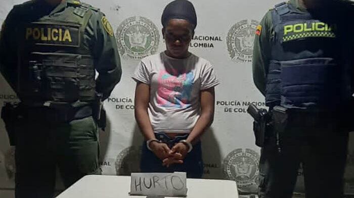 Madre capturada por utilizar a su hija de cuatro años para robar celulares.