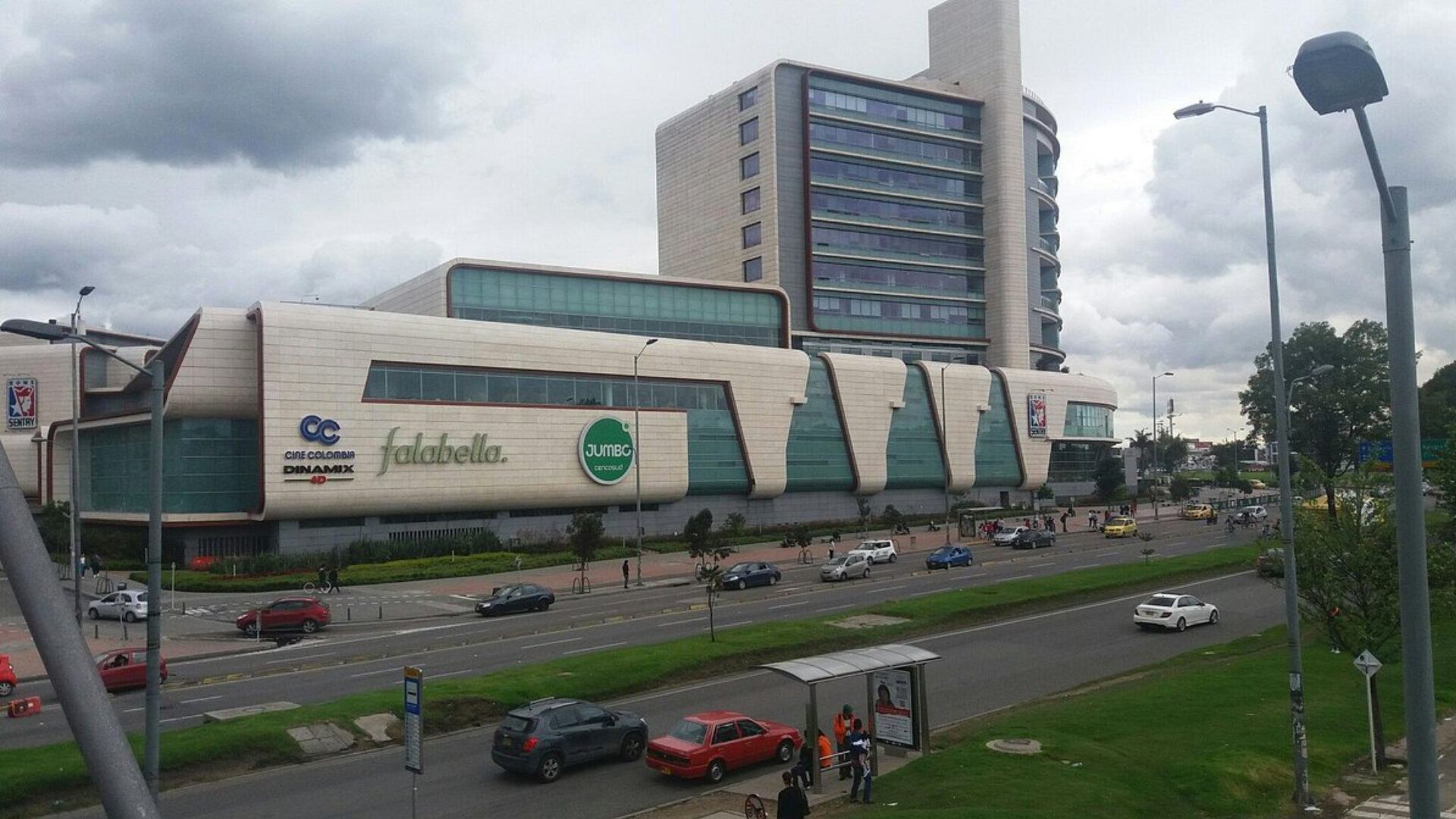 Sin chaqueta y celular, joven denunció robo al interior de un baño en Titán Plaza: ¿qué dice el centro comercial?