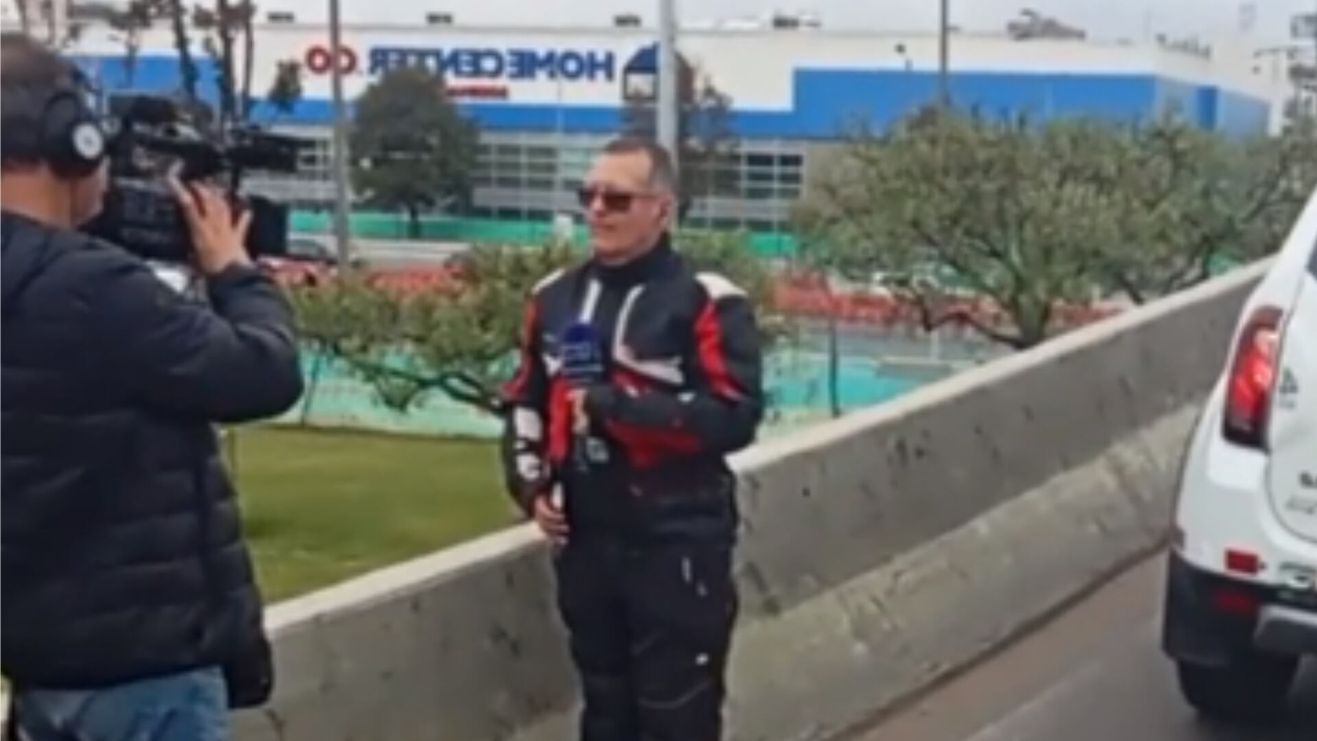 Conductor le pegó fuerte regaño a Efraín Arce de RCN por andar mal parqueado