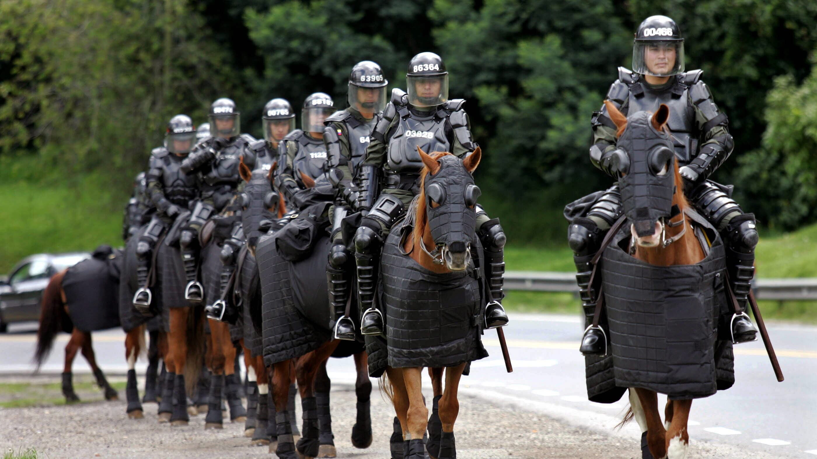 ¿Qué ordena a la Policía? Petro sancionó Ley que les prohibe usar caballos o perros durante protestas