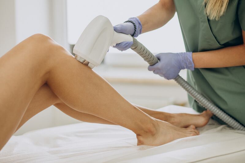 La depilación permanente es uno de los tratamientos estéticos más solicitados en centros y clínicas de belleza, tanto por hombres como por mujeres. Foto: Freepik.