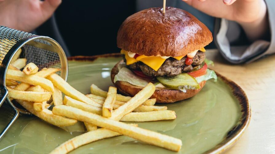 Closeup apetitosa hamburguesa y papas fritas en un café