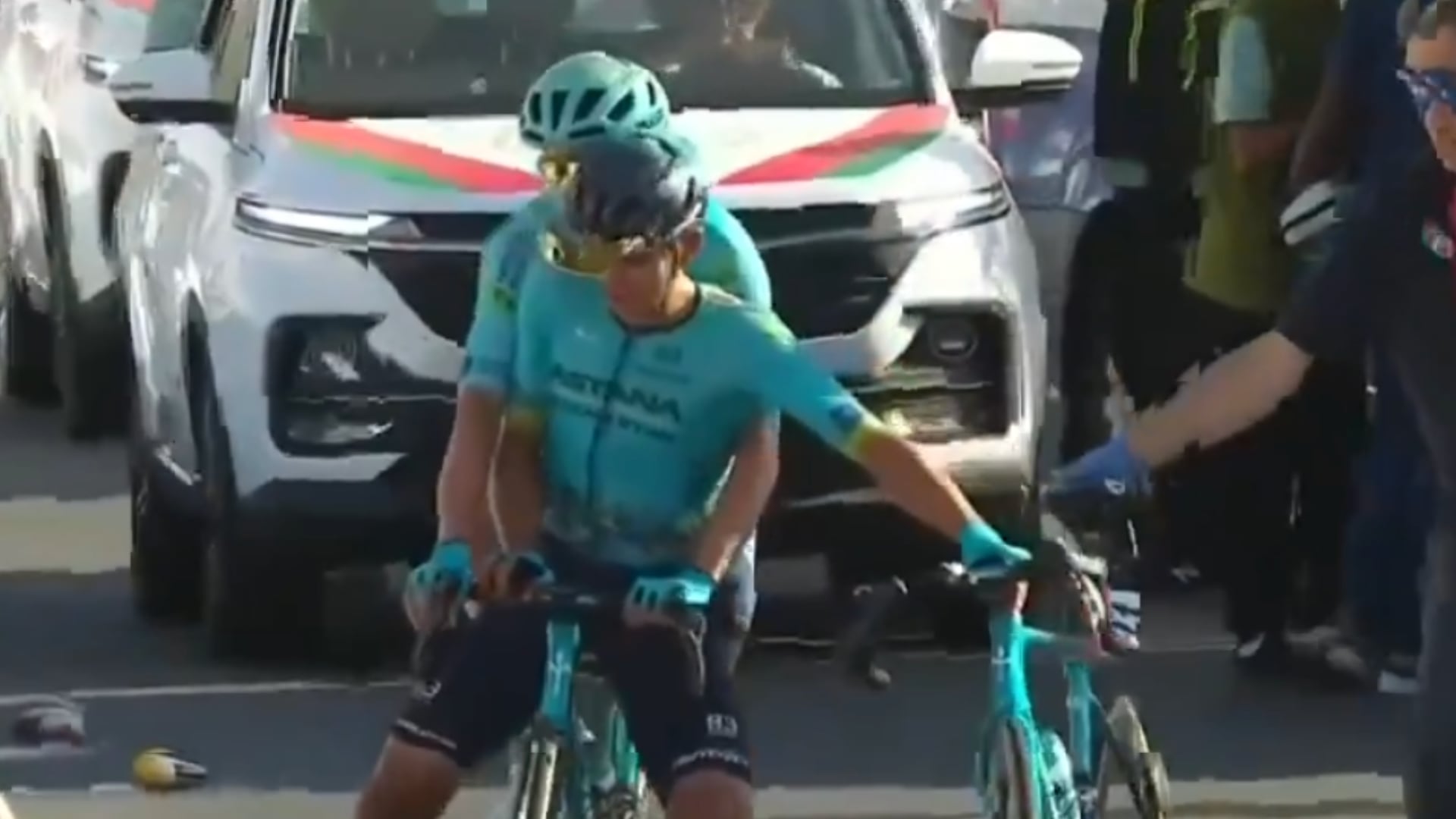 Ciclista colombiano sufrió accidente y un compañero lo tuvo que cargar hasta la meta