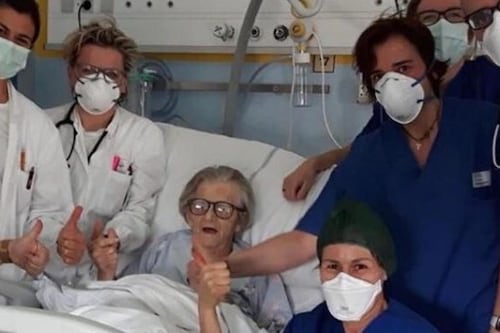 Paciente de 95 años se cura de coronavirus y se convierte en la imagen de la resistencia