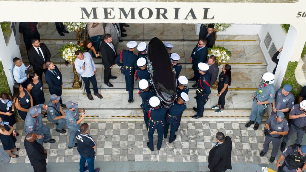 Miles de brasileños dan el último adiós al rey Pelé.