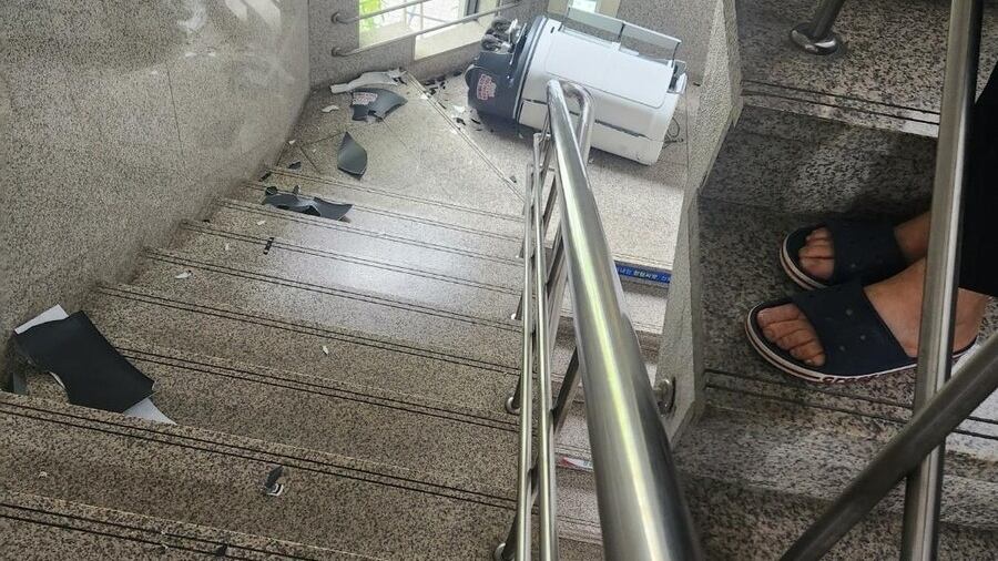 Supervisor Robot, fue visto girando en su propio eje antes de lanzarse por las escaleras.