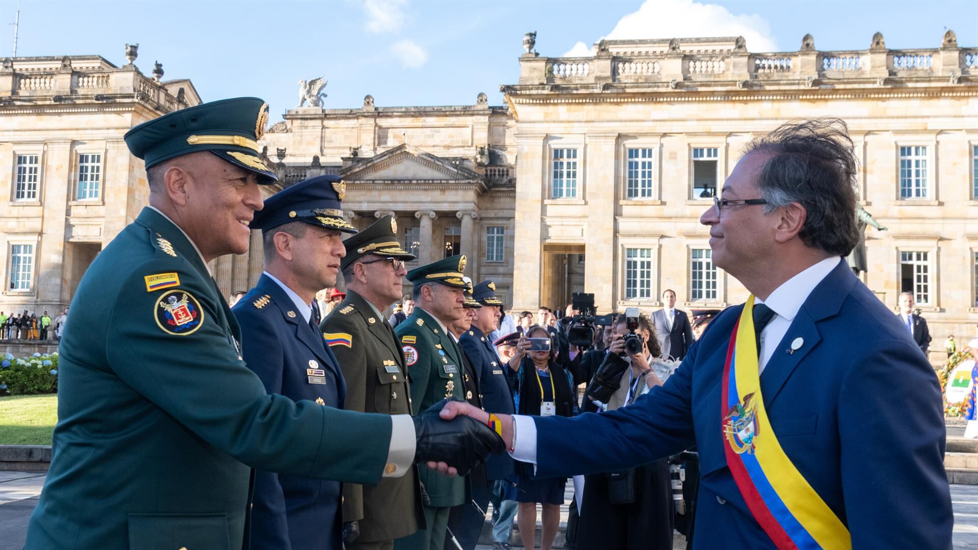 Gustavo Petro estrecha la mano del Comandante General de las Fuerzas Militares, General Luis Fernando Navarro Jiménez, durante el reconocimiento de la cúpula militar en Casa de Nariño en Bogotá