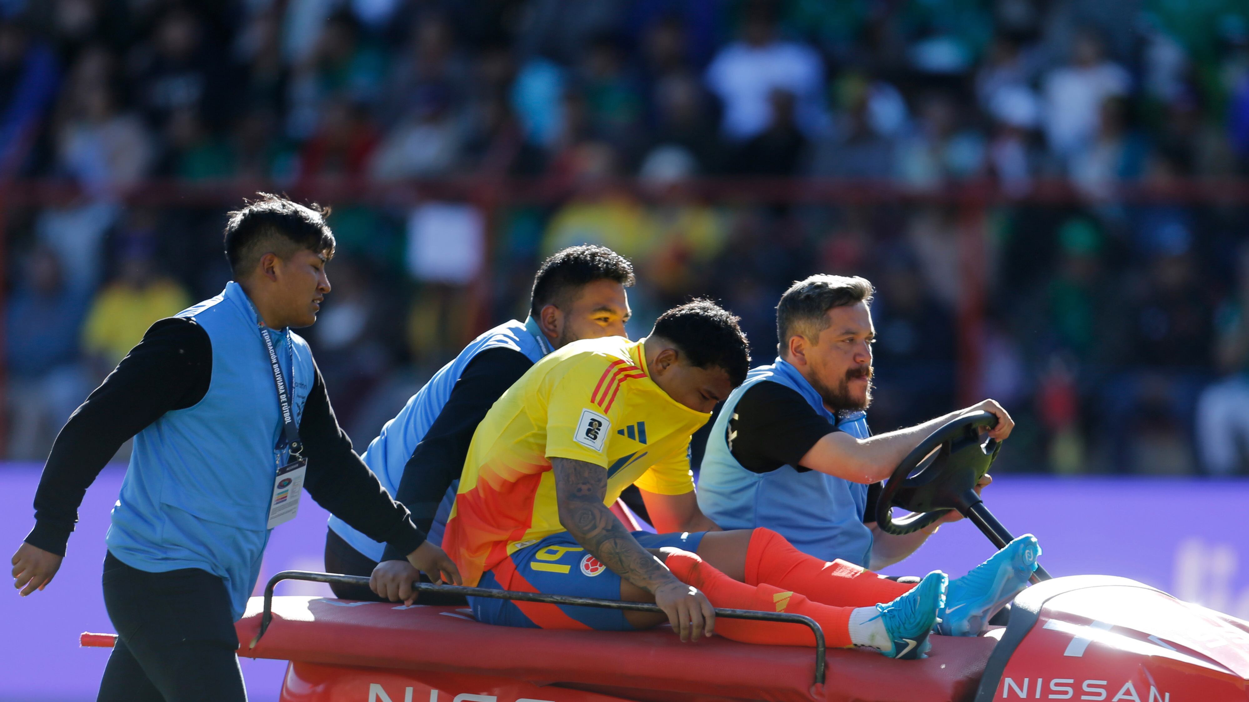 Para Carlos Antonio Vélez no debieron expulsar al jugador de Bolivia por la lesión de Roger Martínez