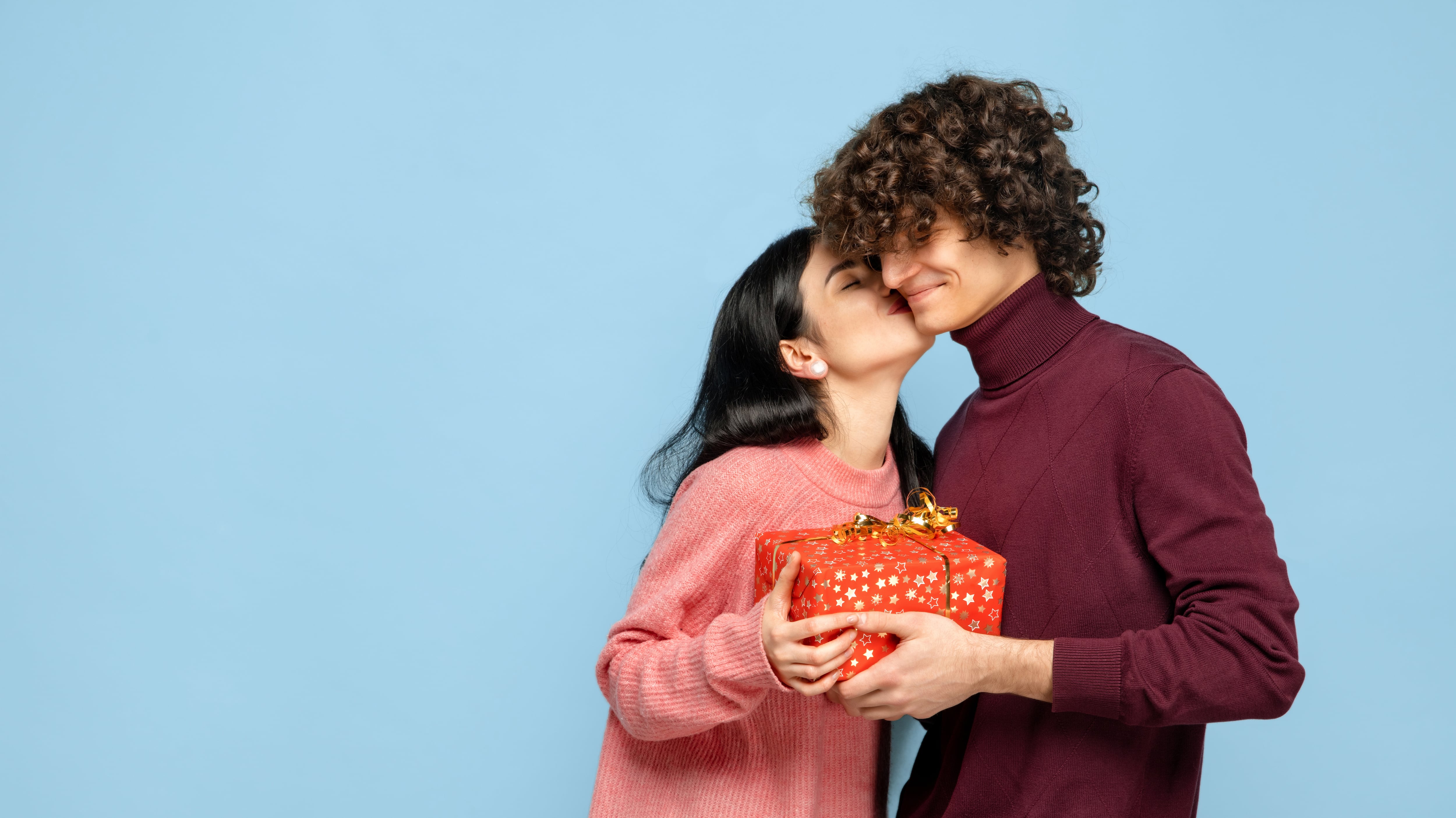 Este San Valentín, deja atrás los planes tradicionales y sorprende a tu pareja o ser querido
con una experiencia única que fortalecerá su conexión mientras se relajan y cuidan juntos.
Los expertos Nymphaea Spa aseguran que visitar un spa en compañía es más que un lujo, es un regalo para el cuerpo, la mente y el
alma.