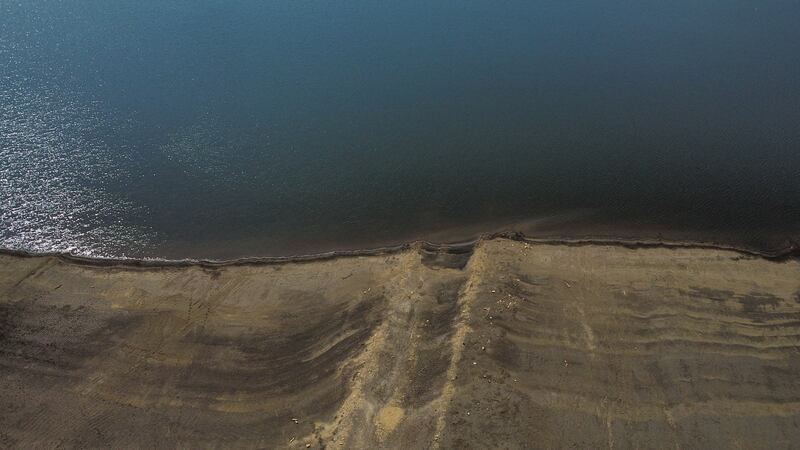 Detalle del bajo nivel de agua en el Embalse de San Rafael, en el municipio de La Calera, Cundinamarca, durante el ‘Fenómeno del Niño’ en abril de 2024