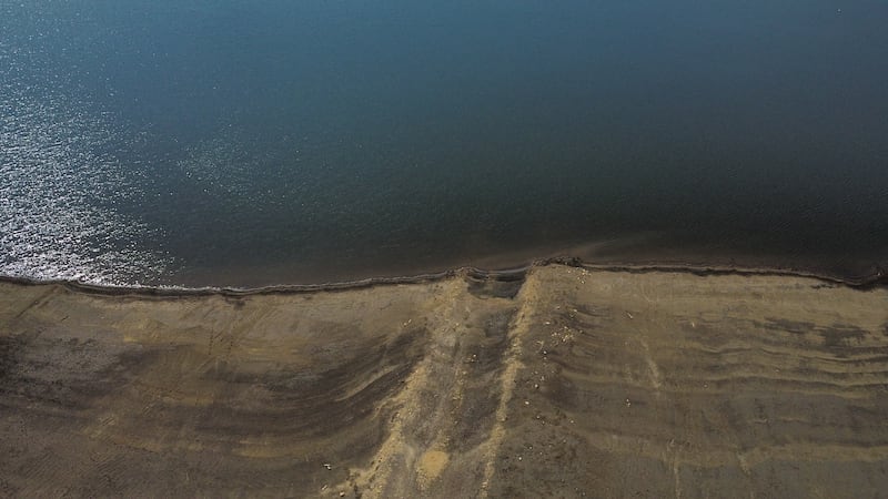 Detalle del bajo nivel de agua en el Embalse de San Rafael, en el municipio de La Calera, Cundinamarca, durante el ‘Fenómeno del Niño’ en abril de 2024